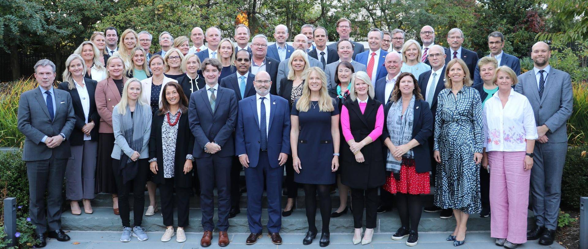 A ''family photo'' of Team Norway and the honorary consuls