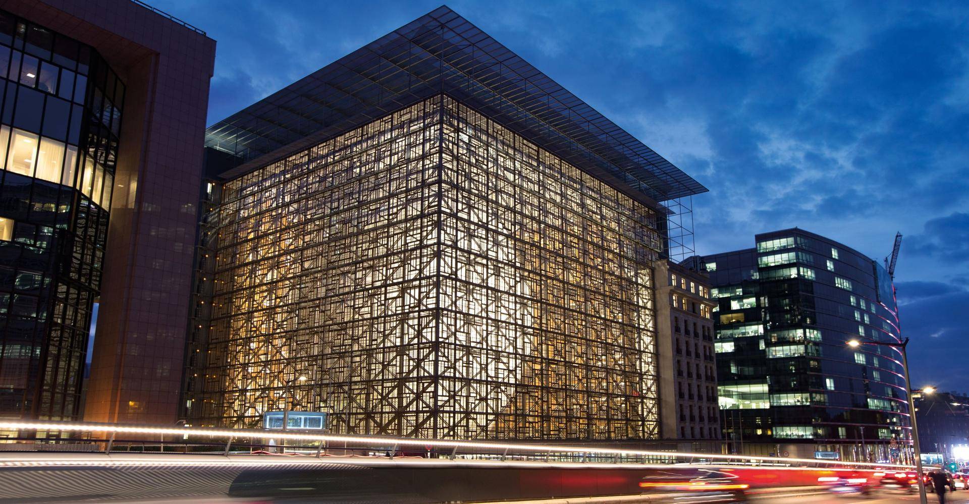 Bilde av Rådet for Den europeiske union, bygget tatt utenfra på kveldstid