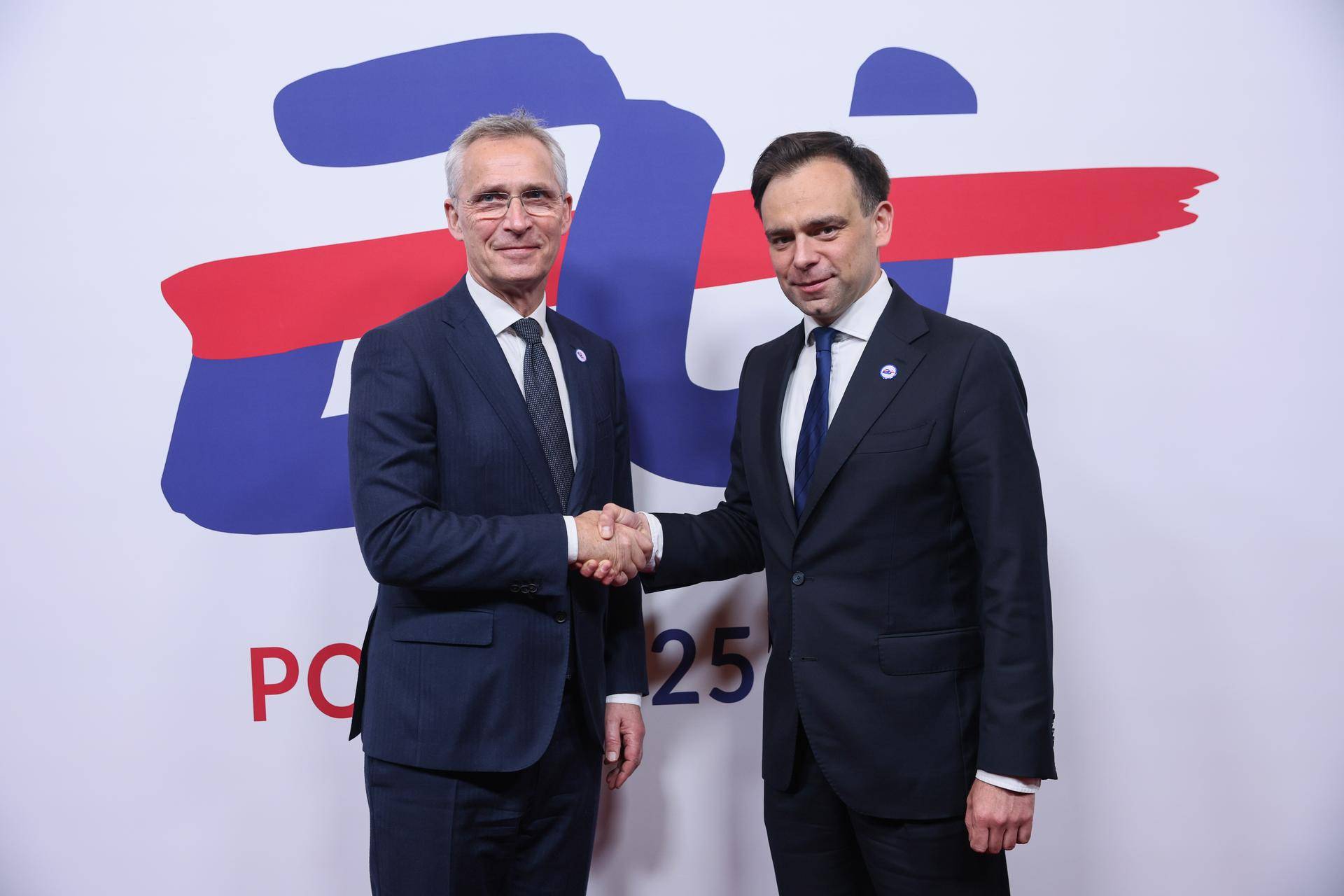 Bilde av finansminister Jens Stoltenberg som møter den polske finansministeren på uformelt EU møte