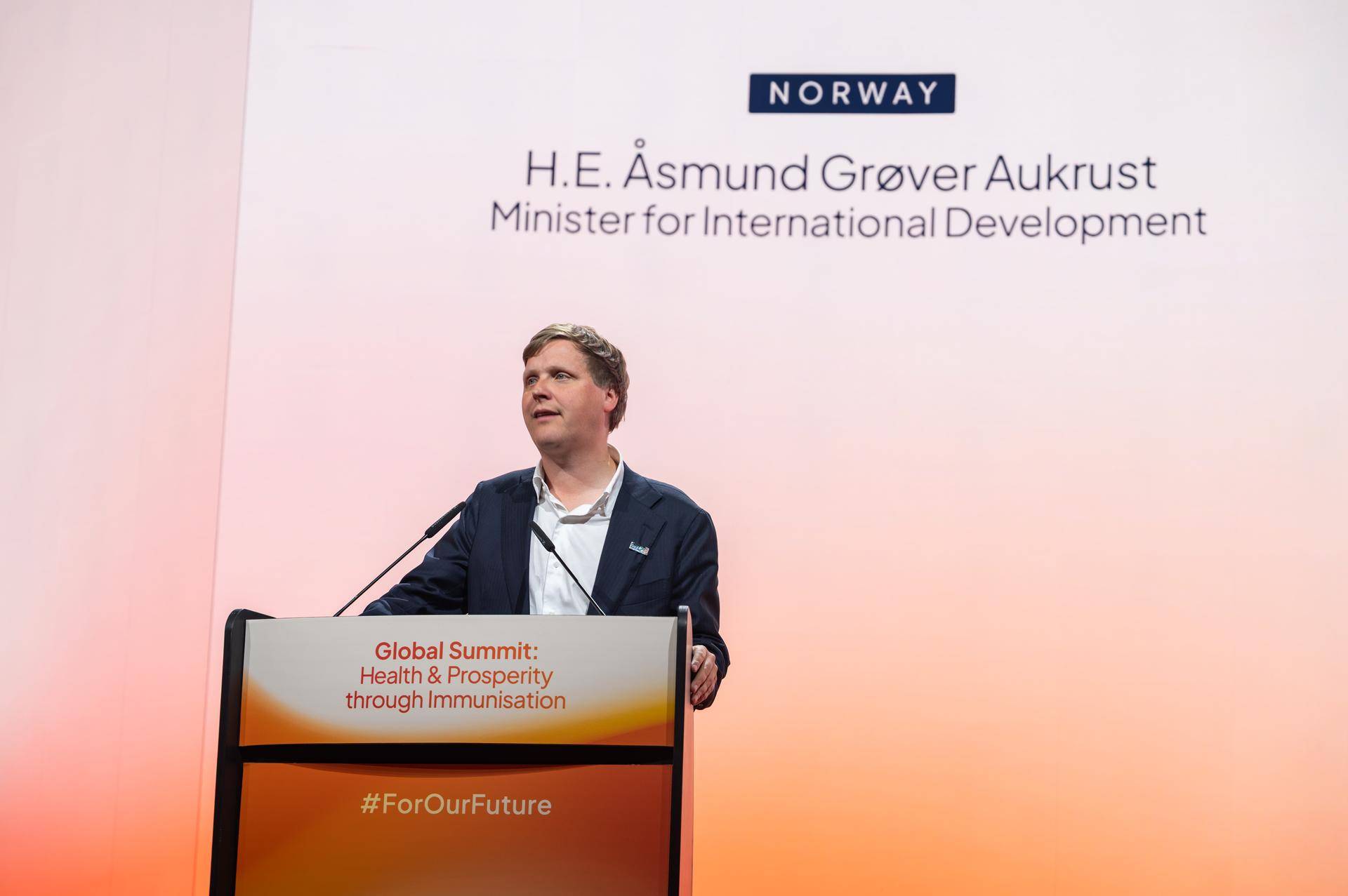 Bilde av utviklingsminsiter Åsmund Aukrust på Gavi-konferansen