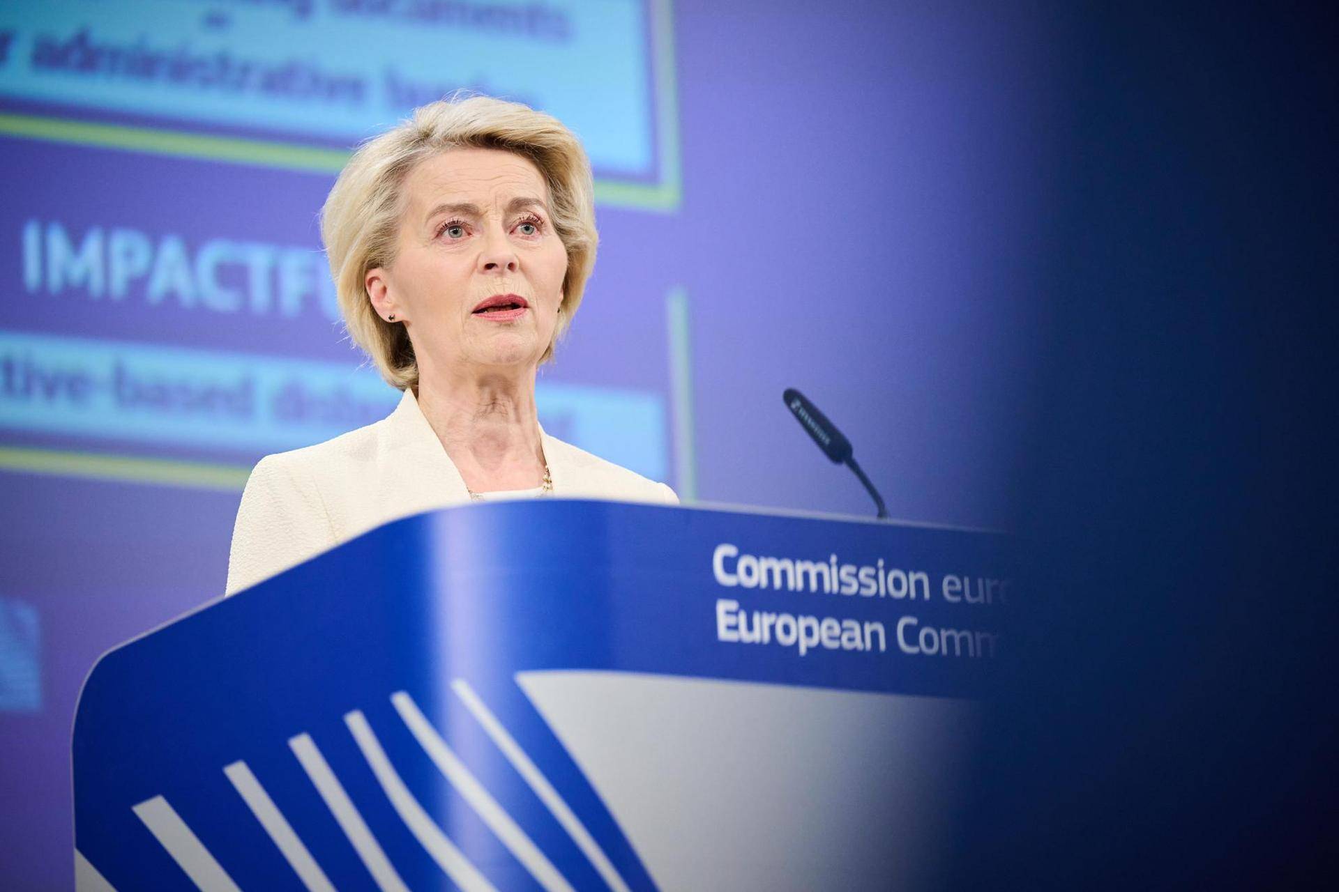 Bilde av EU-kommisjonens president Von der Leyen som legger frem budsjettet
