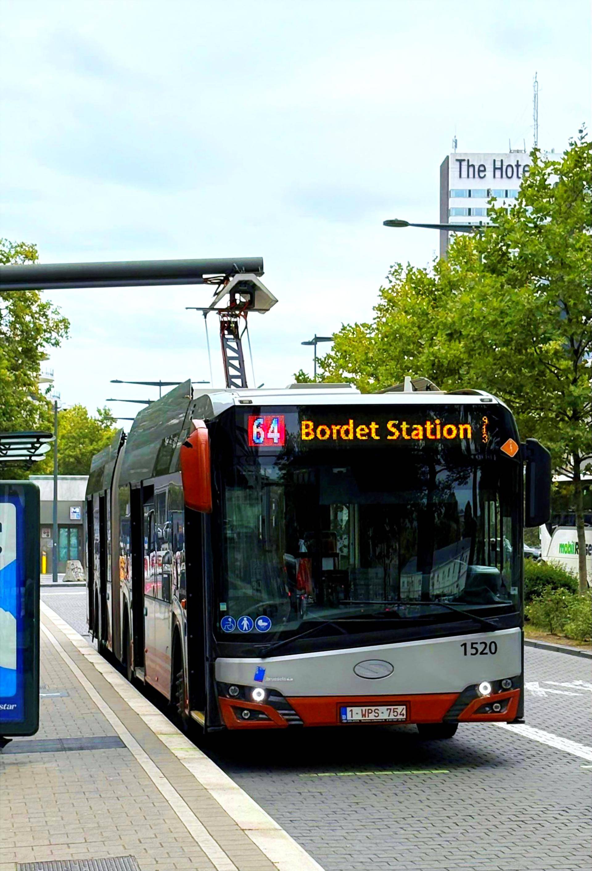 Foto av en elektrisk buss som lades i Brussel. 