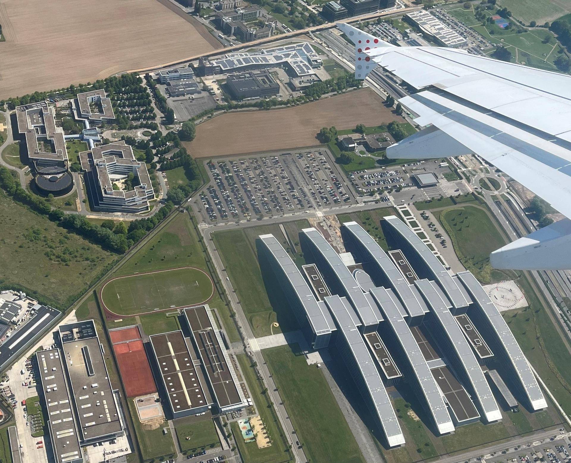 Foto tatt fra fly som viser NATOs hovedkvarter og Eurocontrolls lokaler.