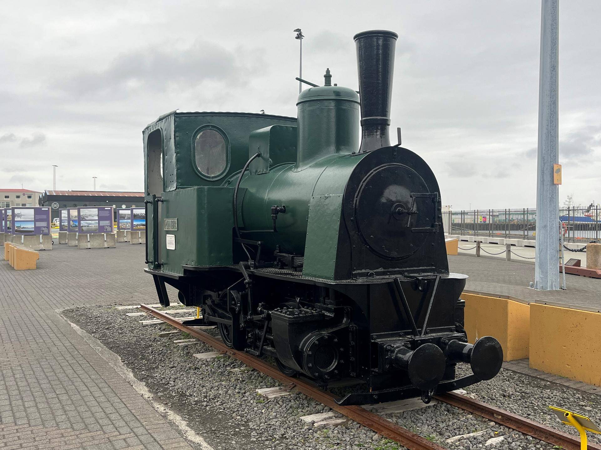 Foto av et gammelt utrangert damplokomotiv i Reykjavik havn.