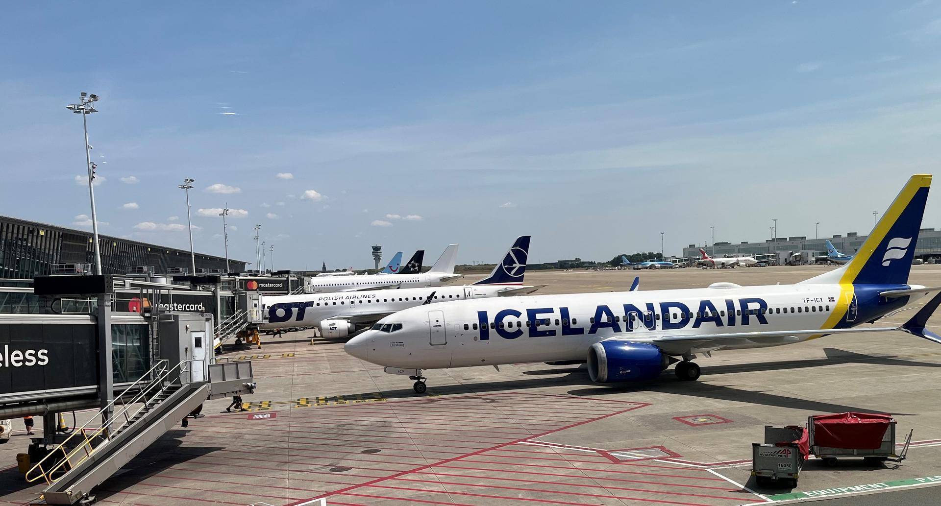 Foto av fly ved gate på Brussels Airport 