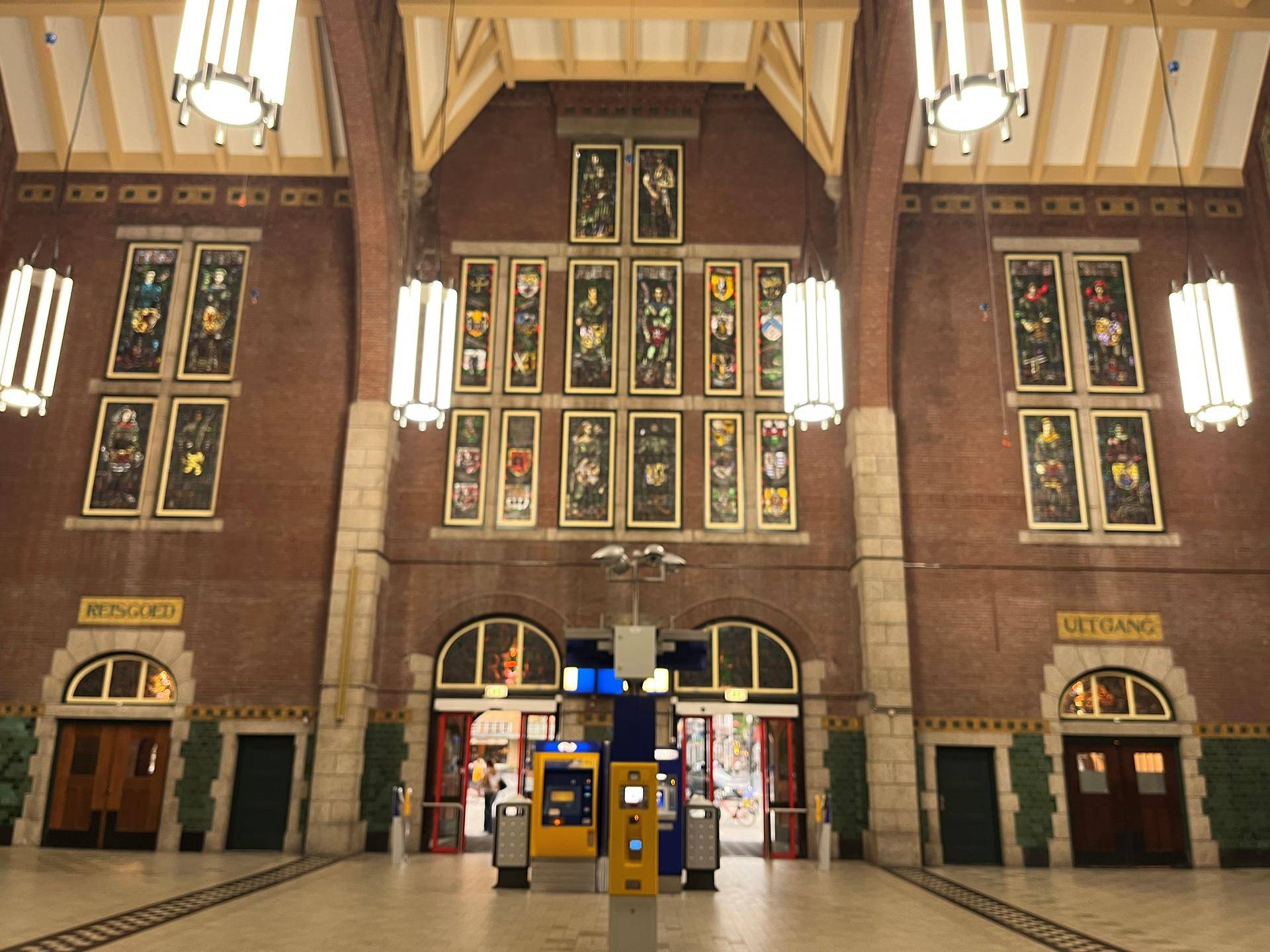 Foto som viser et interiør fra jernbanestasjonen i Maastricht