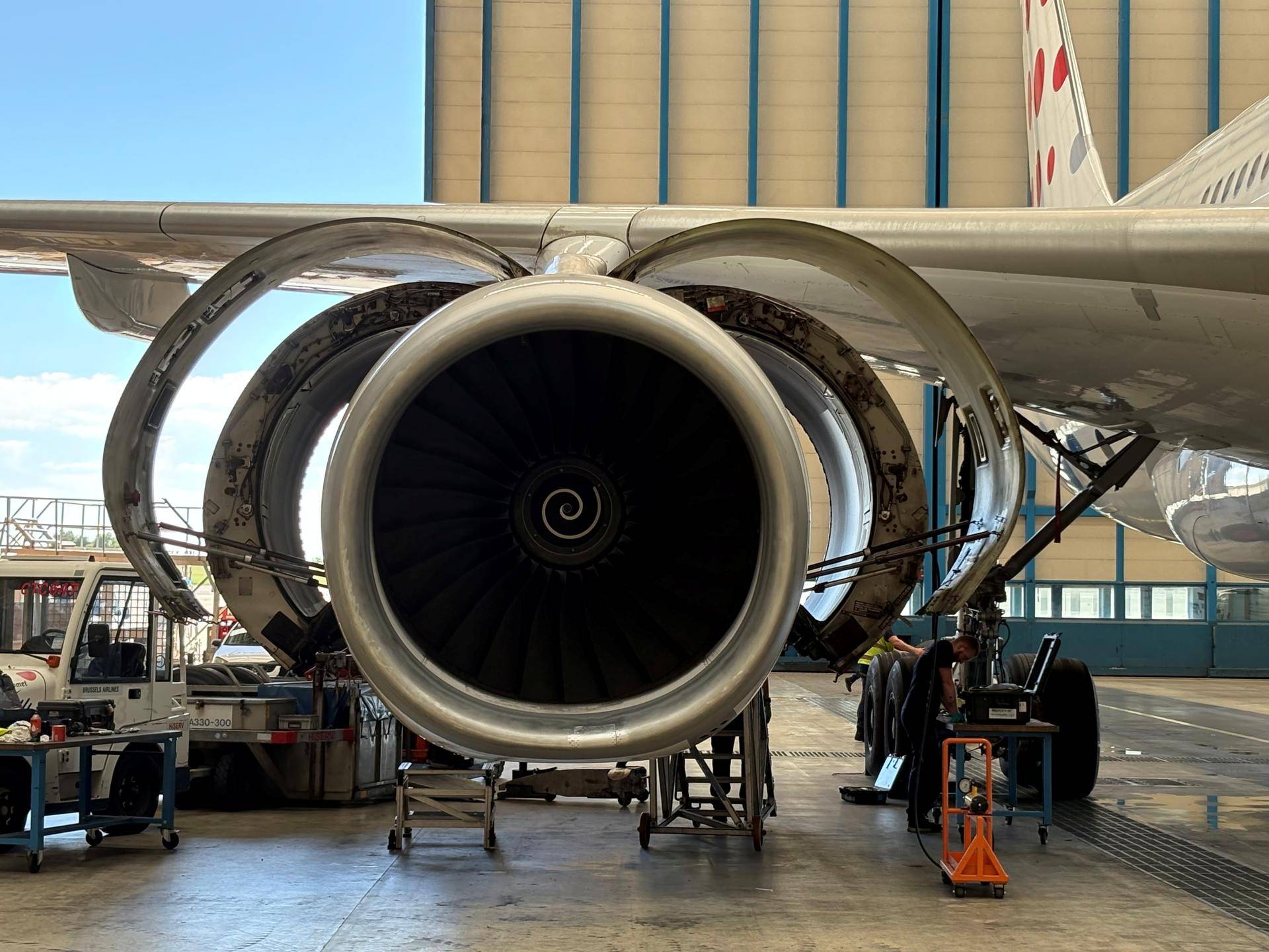 Foto av en Brussel Airlines maskin får motorservice på Brussel lufthavn 