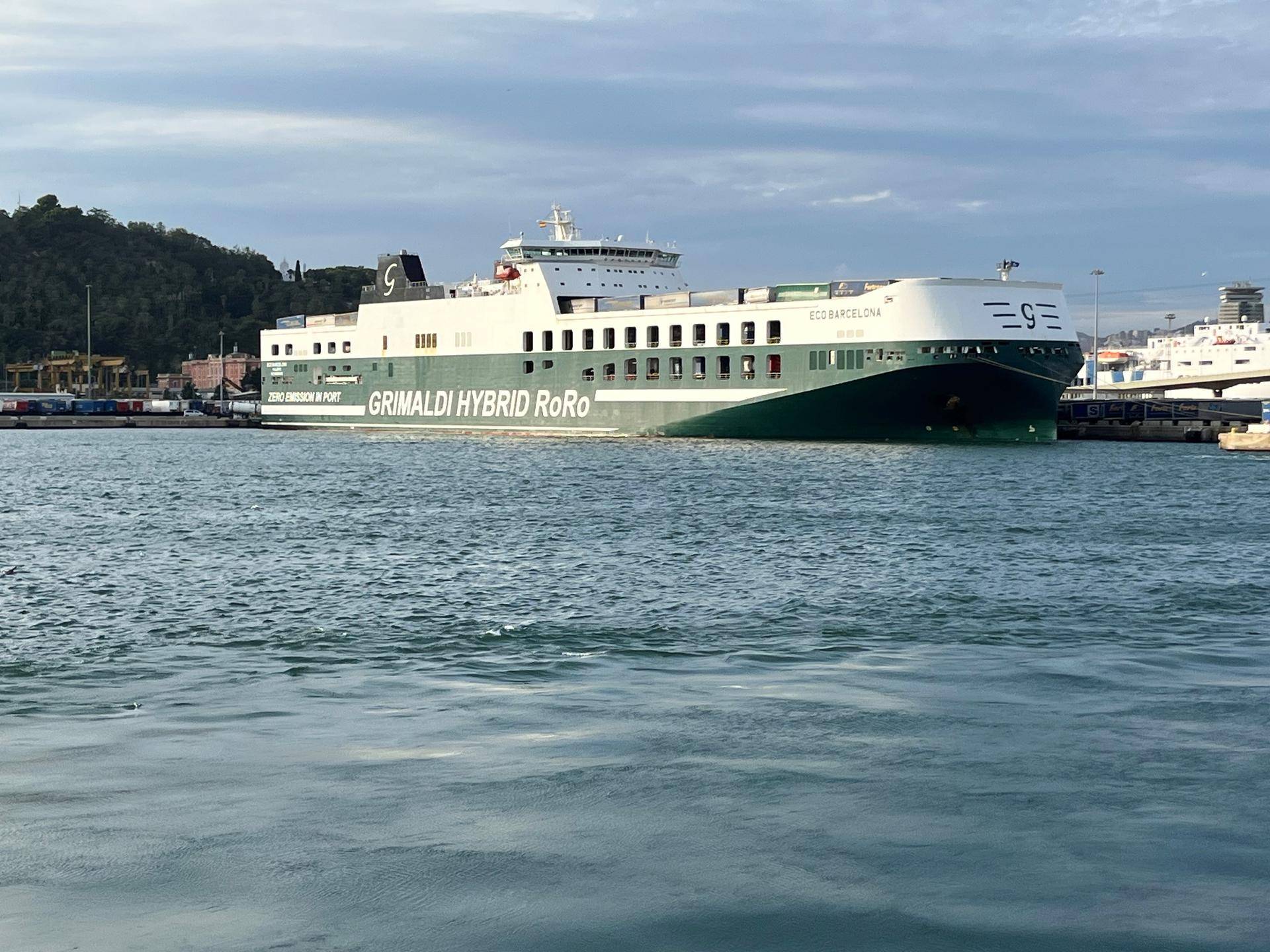 Foto av et hybrid RoRo skip til havn i Barcelona