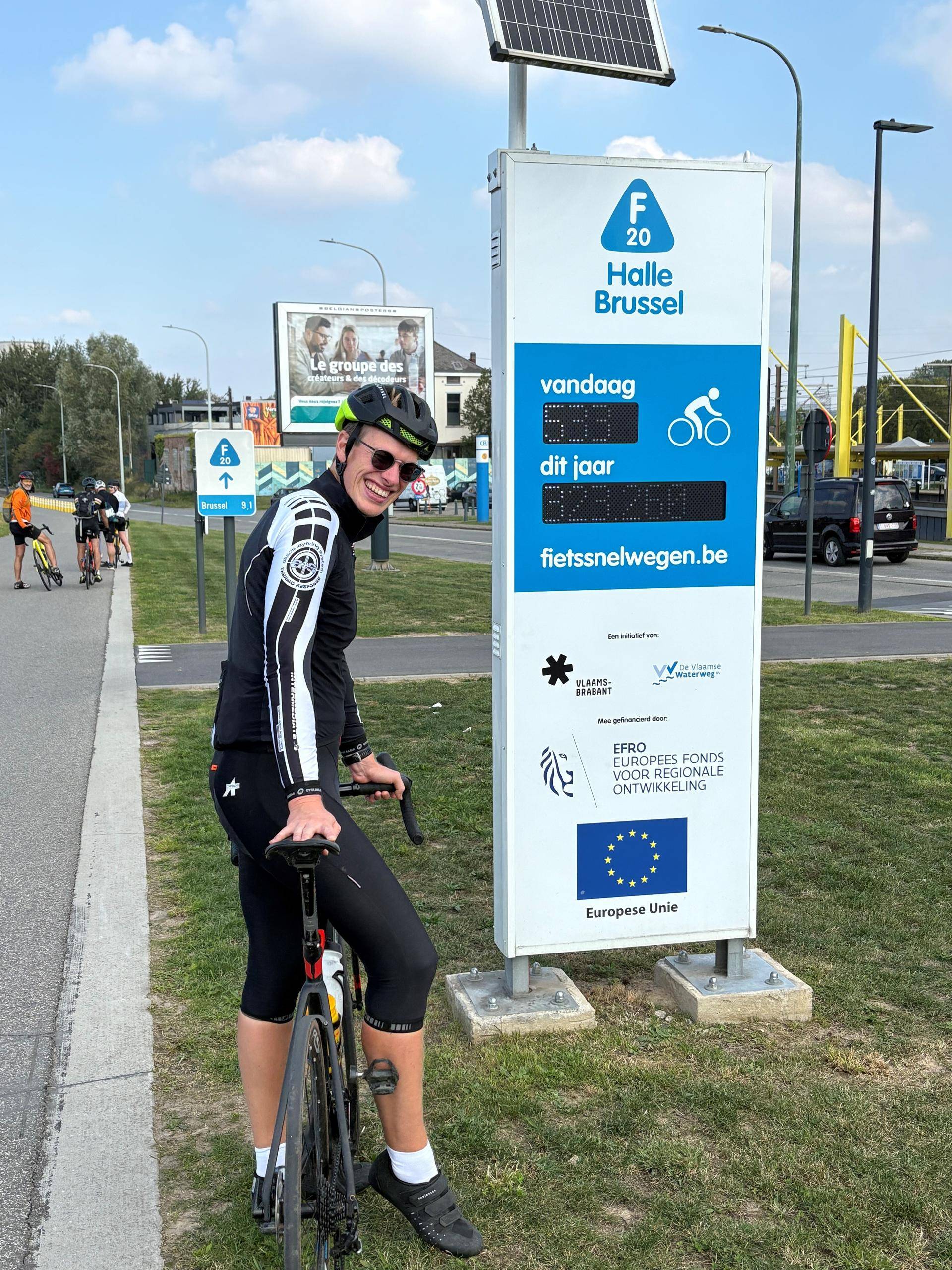 Foto av en sykkelist som har stoppet på en sykkelvei ved siden av et skilt som teller hvor mnage sykkelister som har passert. Sykkelisten er spesialutsending for kommunale og regionale saker Olav Mydland.