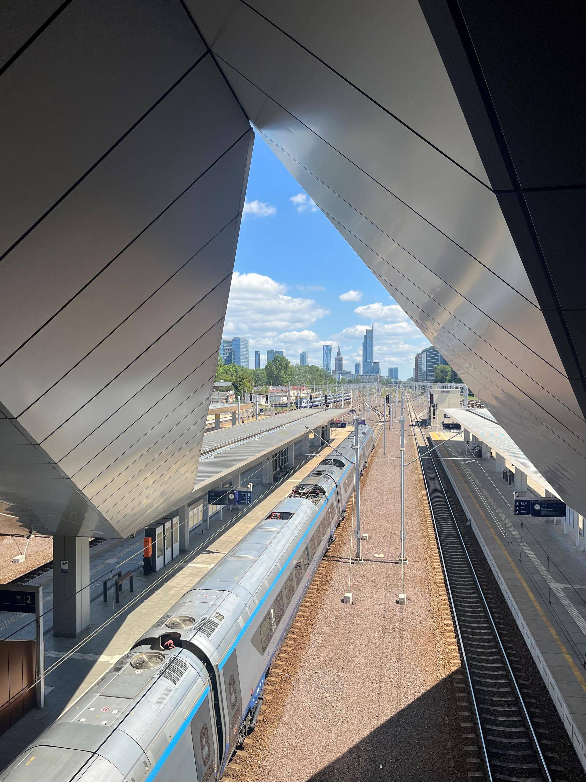 Foto som viser et tog utsikten mot Warszawa fra den nye Vest-stasjonen.