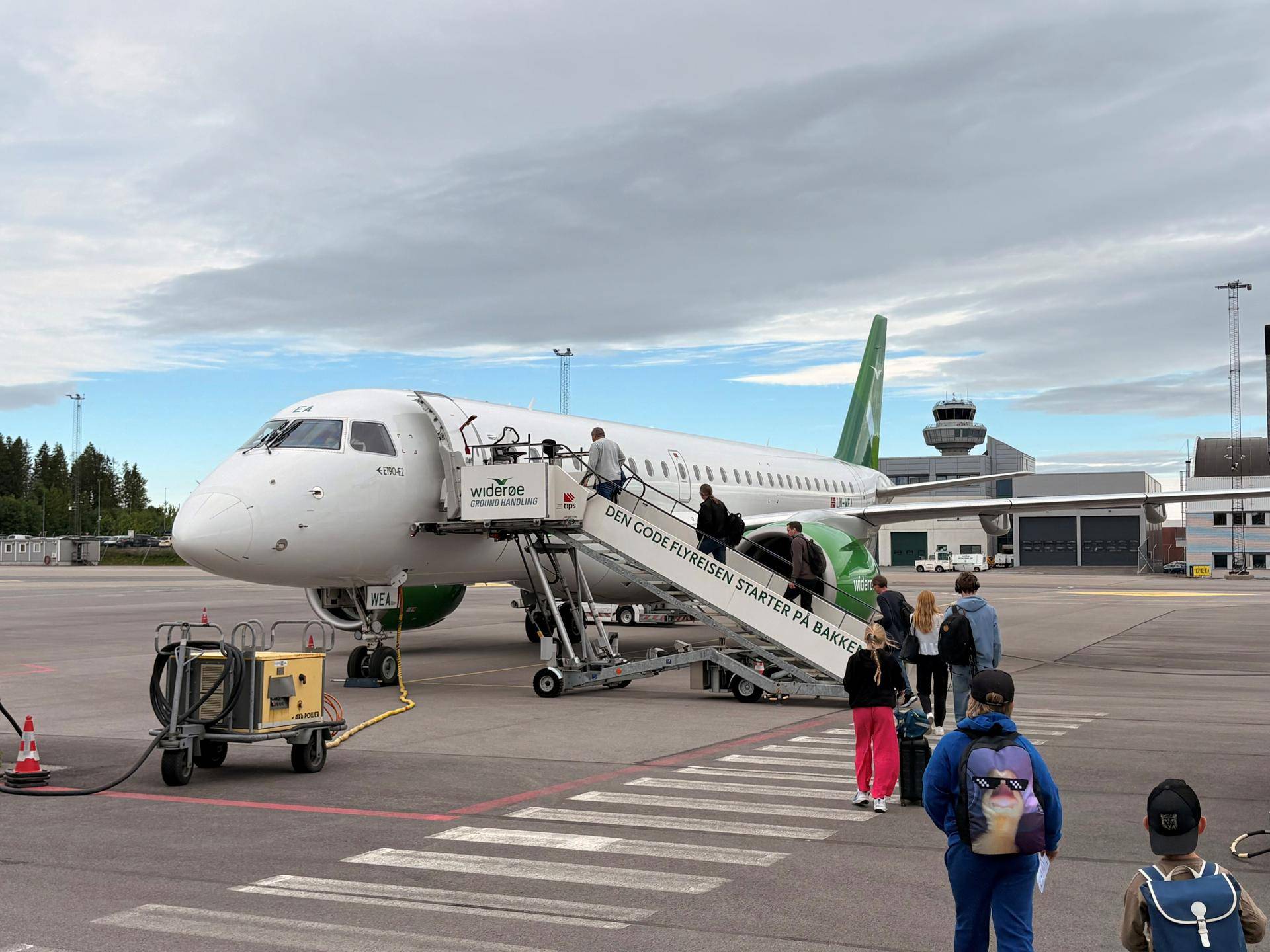 Foto av passasjerer som går ombord i et fly på TORP Sandefjord lufthavn