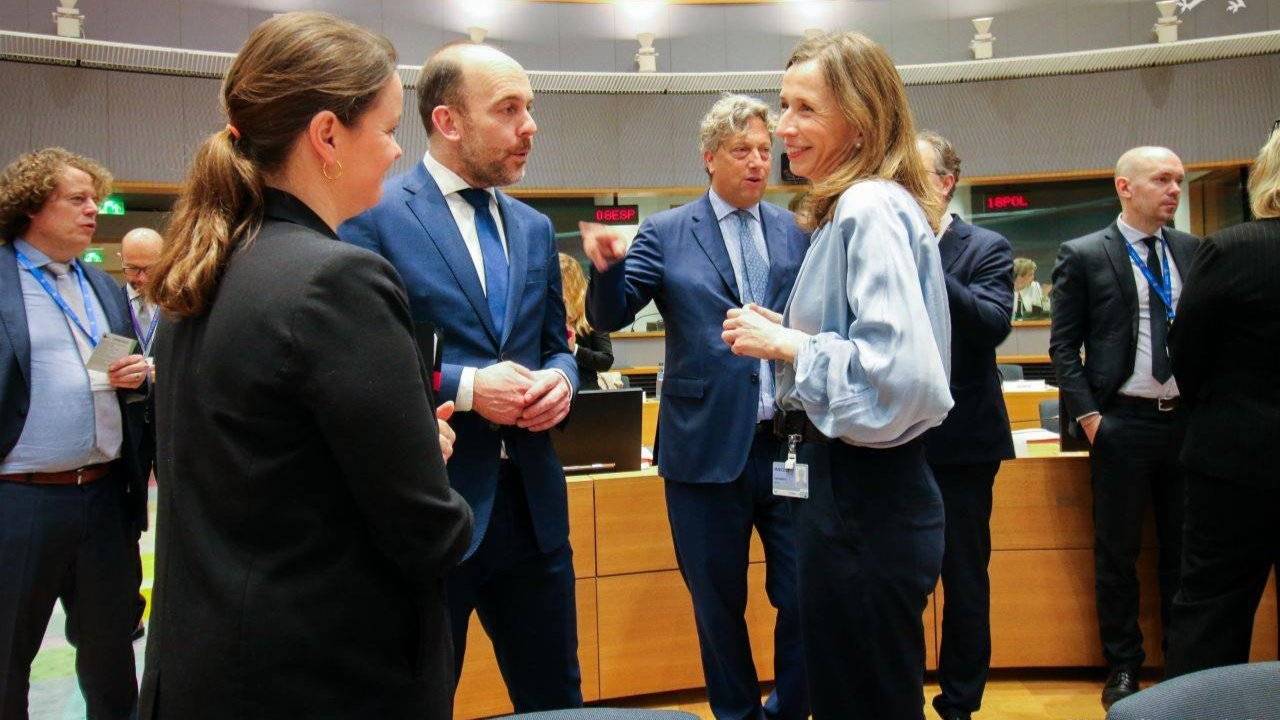 Bilde av Europakommisjonens president Ursula von der statsminsiter Leyen og Ungarns Péter Magyar håndhilser på slutten av en pressekonferanse.