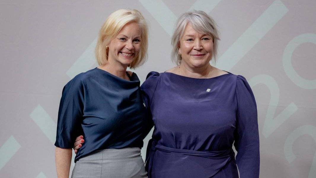 Bilde av statsråd Sigrun Aasland og dansk høyere utdannings- og forskningsminister Christina Egelund.