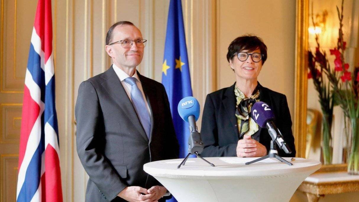 Bilde av Marta Kos og Espen Barth Eide somo ser inn i kamera og hilser