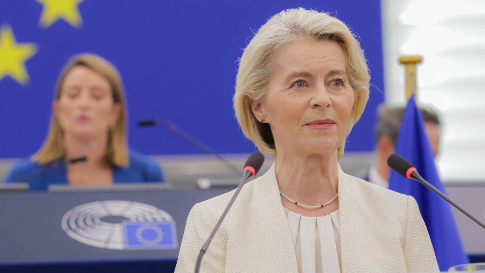 Ursula von der Leyen holder tale og ser ut over forsamlingen