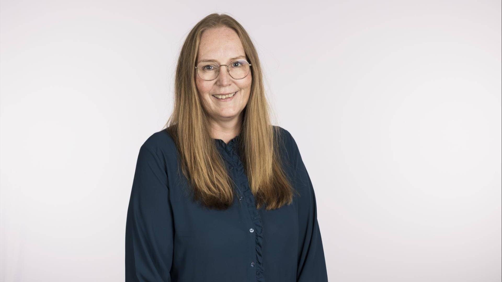 En bygning med gule rør på toppen.