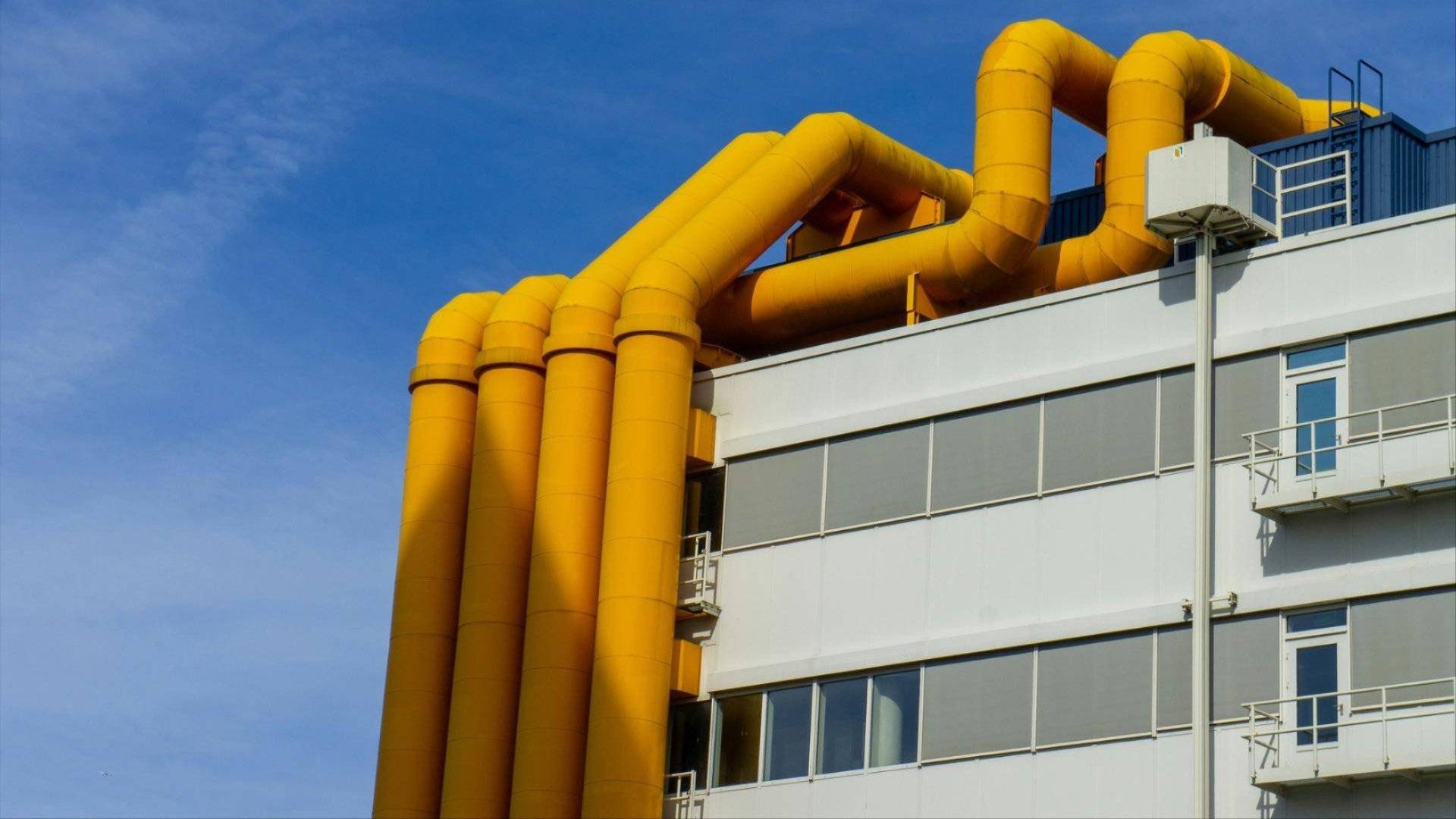 En bygning med gule rør på toppen.
