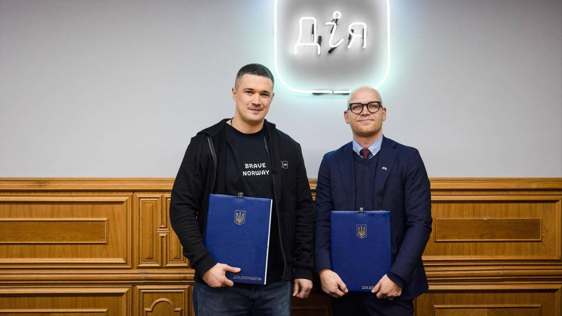 Statssekretær Andreas Flåm signerte avtalen med Ukrainas minister for digital transformasjon, Mykhailo Fedorov, i Kyiv tidligere i uken. Foto: Ministry of Digital Transformation of Ukraine