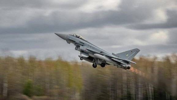 Bilde av et militærfly