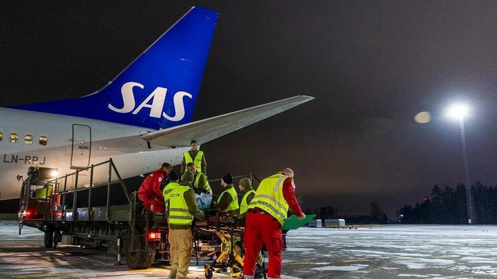 Bilde av fly og helsefagsarbeidere i aksjon