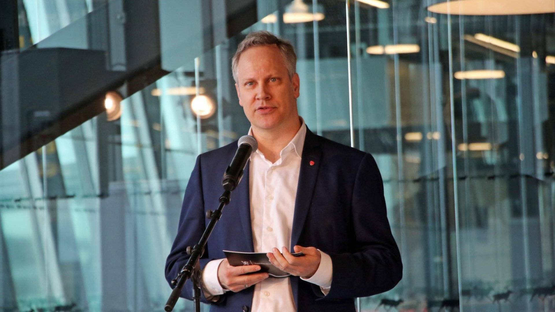 Bilde av samferdselsminister Jon-Ivar Nygård i en samtale.
