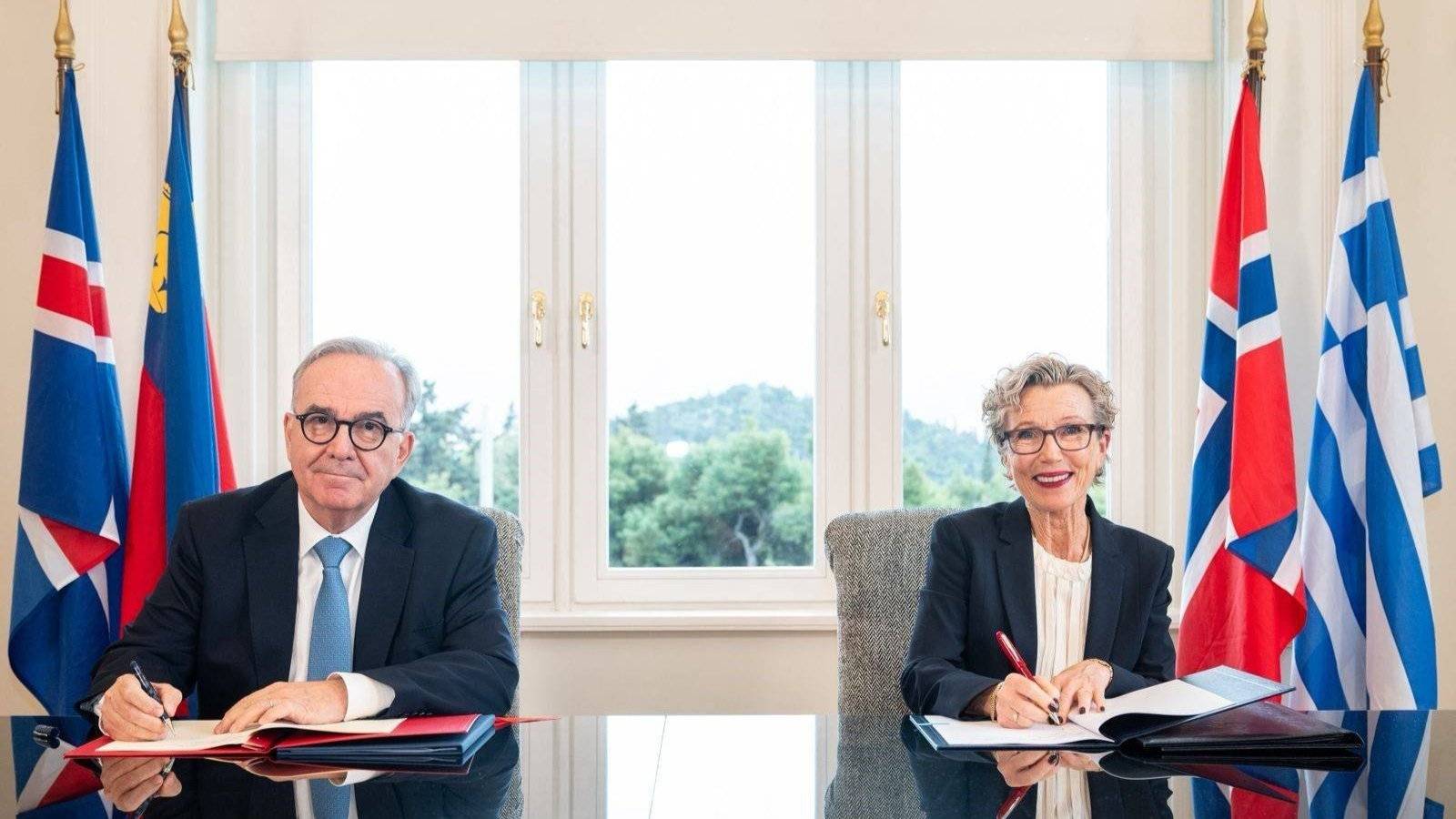 Ambassadør Harriet Berg signerer