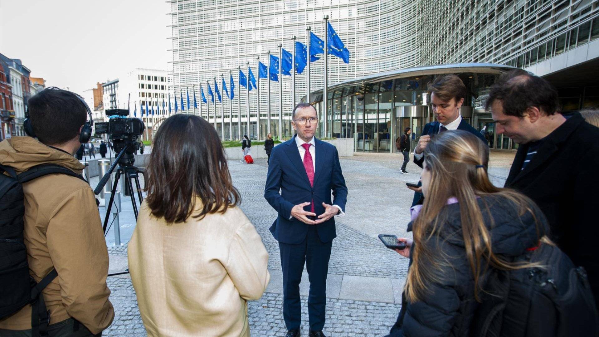 Arkivbildet av Utenriksminister Espen Berth Eide foran Europakommisjonen med pressefolk rundt seg.