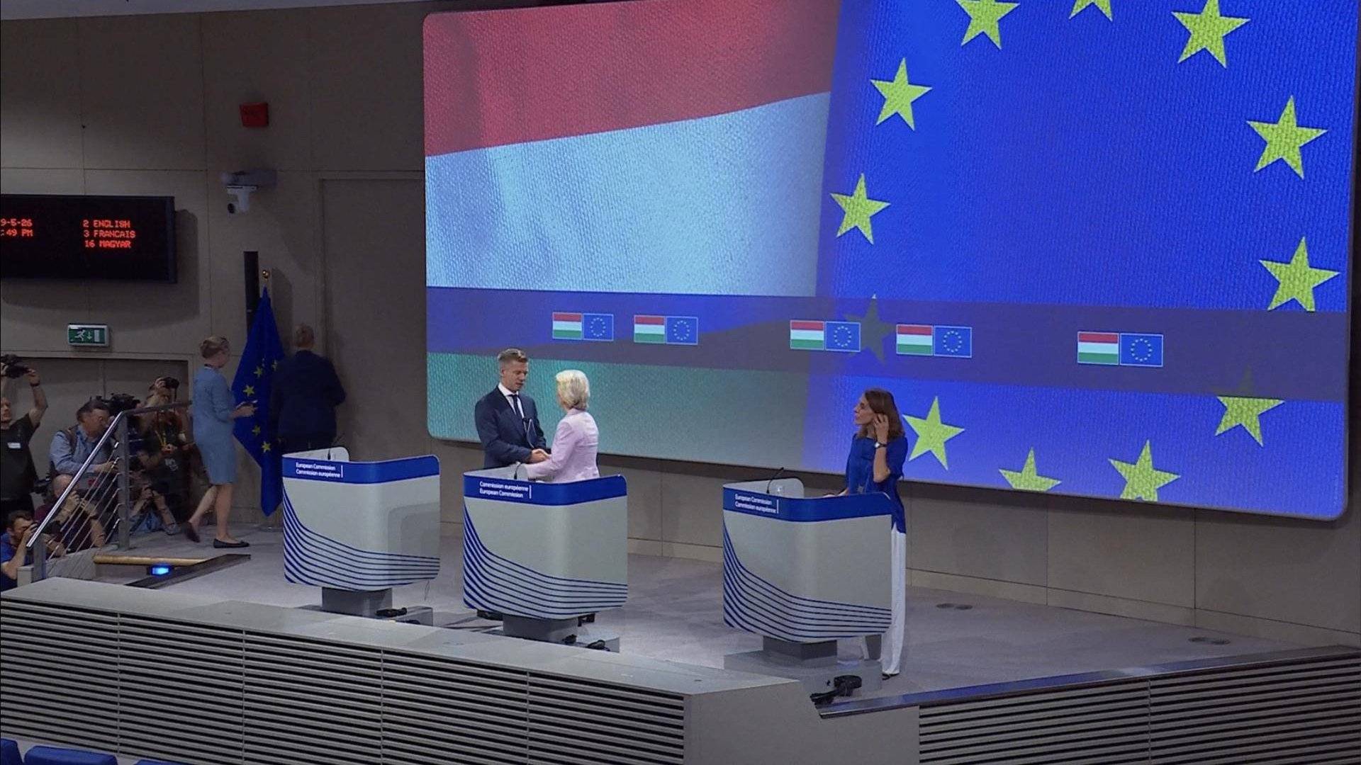 Bilde av Europakommisjonens president Ursula von der statsminsiter Leyen og Ungarns Péter Magyar håndhilser på slutten av en pressekonferanse.