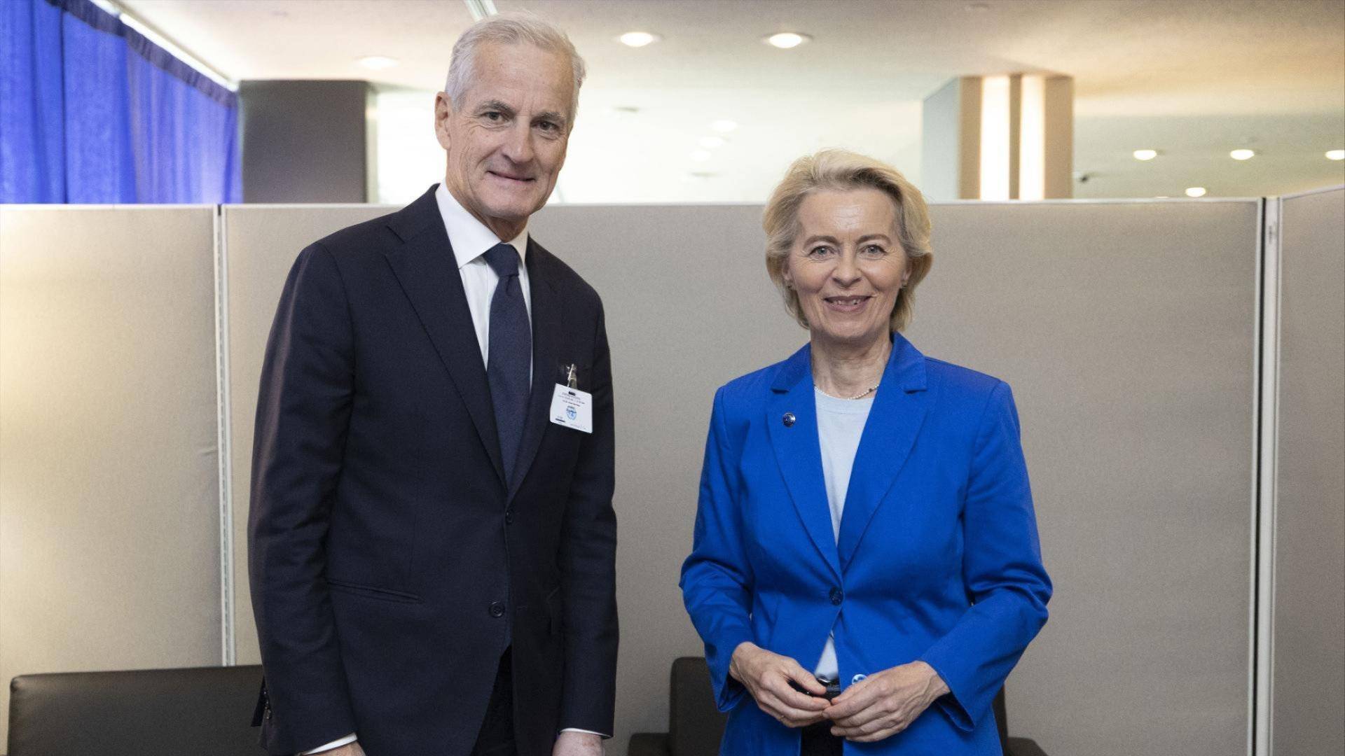 Bilde av Jonas Gahr Støre og Ursula von der Leyen som smiler mot kameraet.