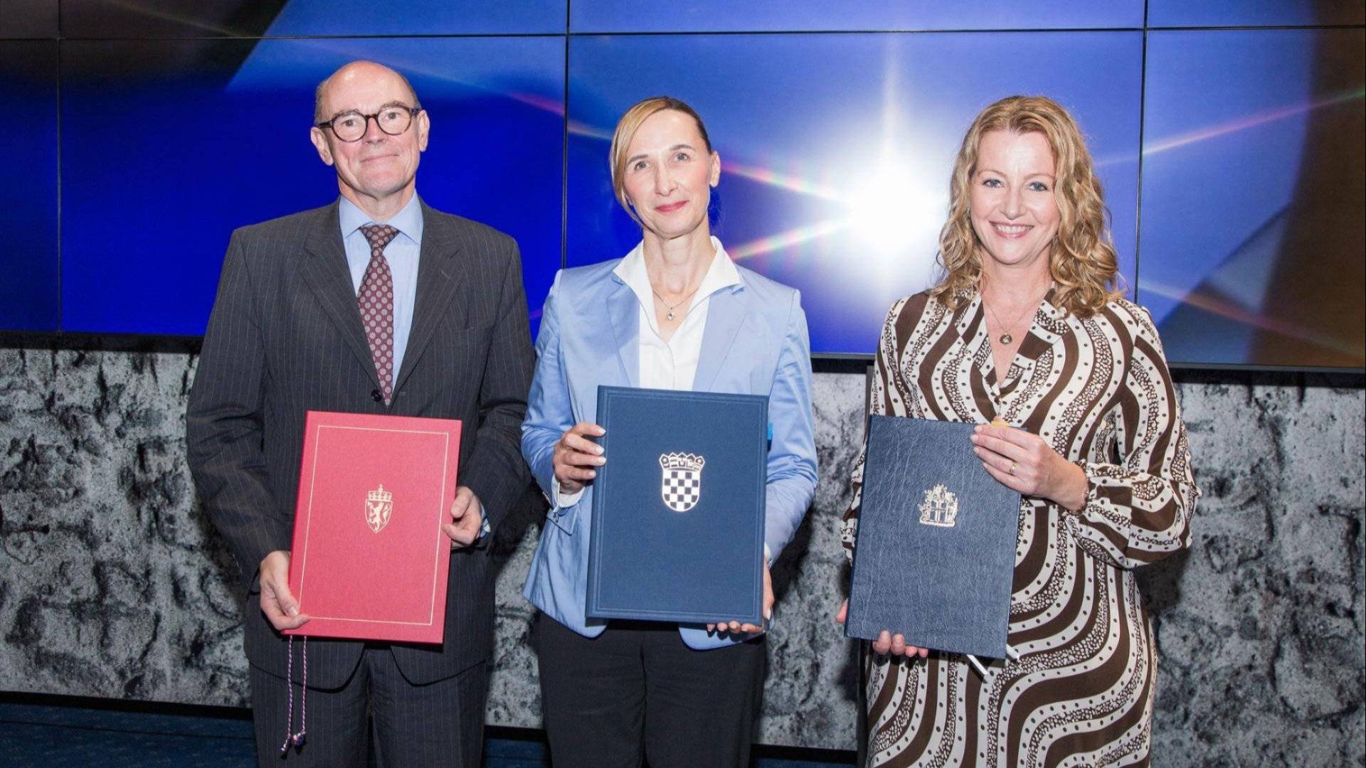 Bilde av signeringen av avtalen om EØS-midler mellom Kroatia og Norge 