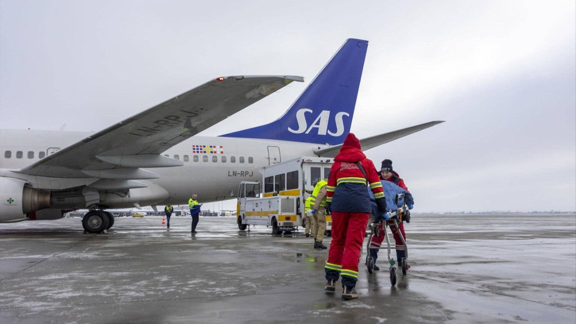 Bilde av Forsvaret utenfor et Medevac fly med medisinsk evakuering av ukrainske pasienter