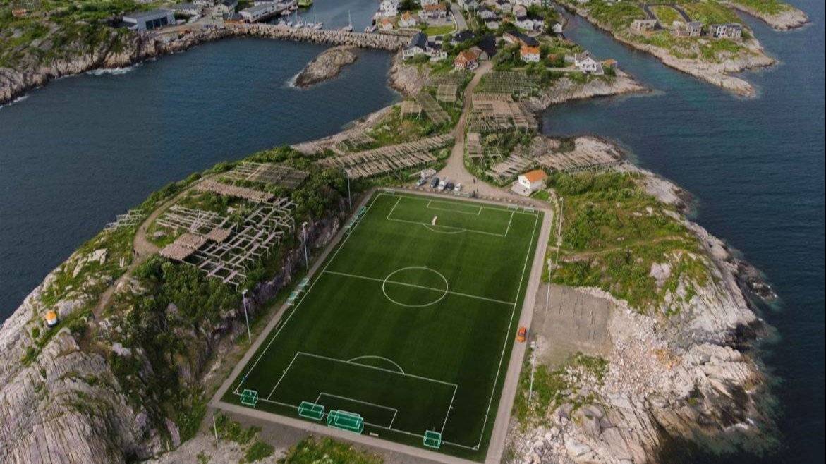 Bilde av en fotballbane i Norge