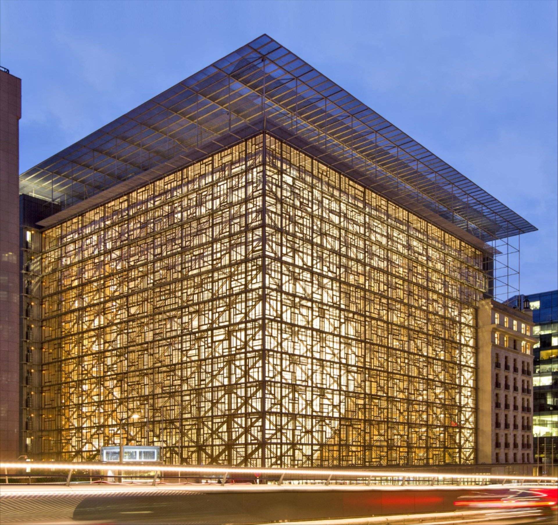 Bilde av Rådet for Den europeiske union, bygget tatt utenfra på kveldstid