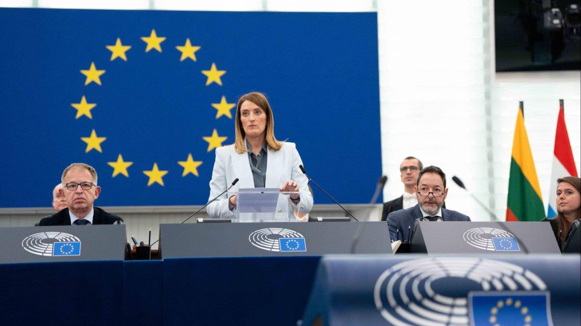 Bilde av Roberta Metsola presidenten av Europaparlamentet på talerstolen under en plenumssesjon i Strasbourg