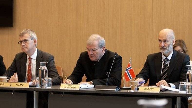 Bilde fra møtet i EØS-komiteen, Norges ambassaødr til EU