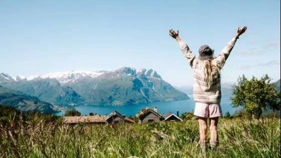 Illustrasjonsbilde av et menneske i et norsk fjellanskap