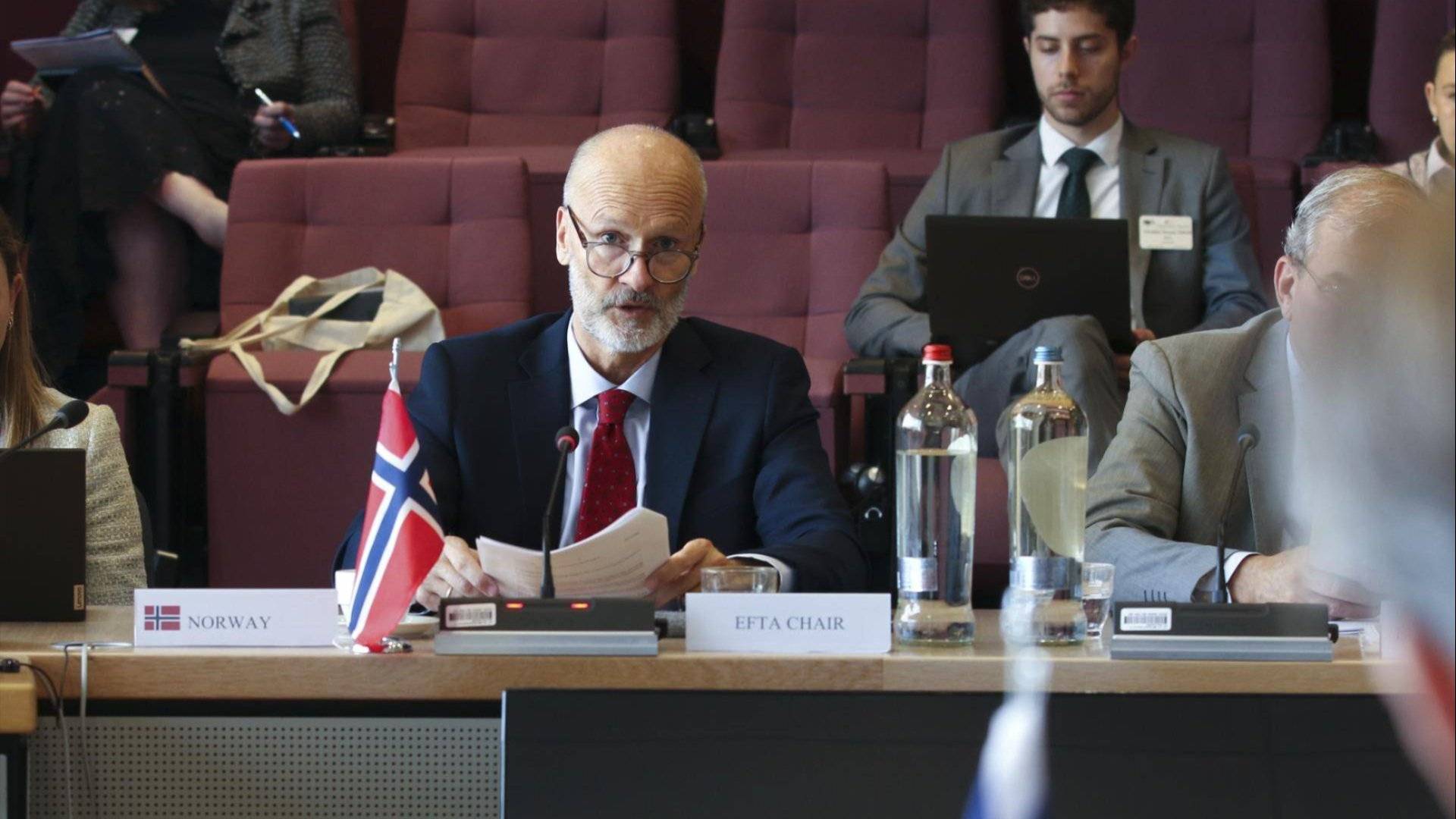 Bilde av EU-ambassadør Anders H. Eide som snakker under EØS-komiteen.