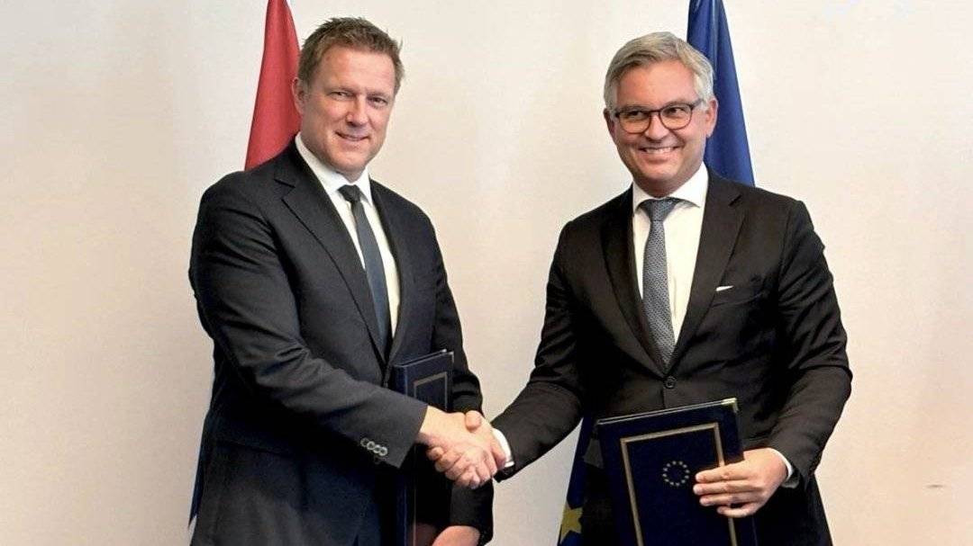 Bilde av statssekretær øren som signerer en avtale med EU om utveksling av passasjeropplydninger