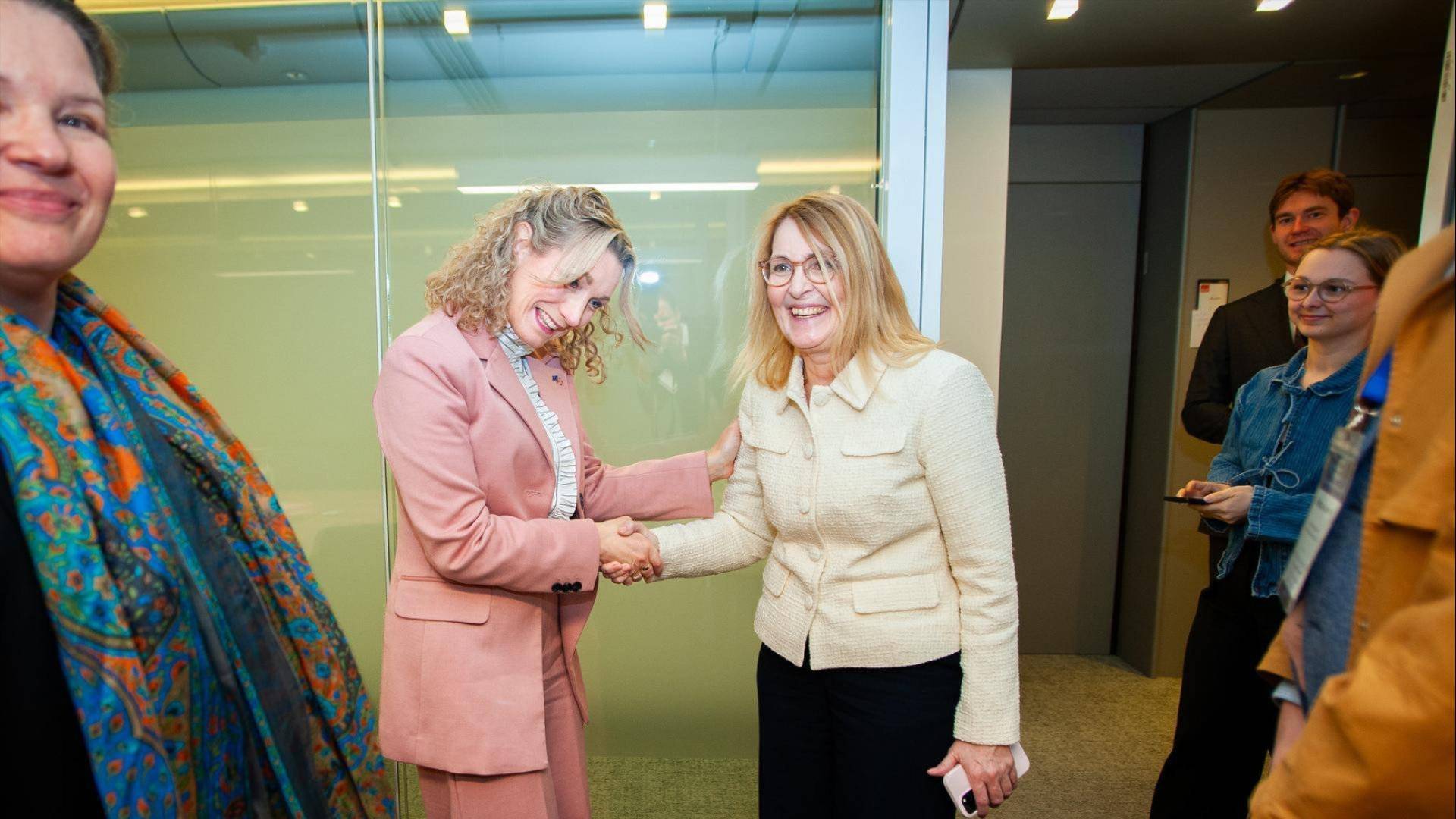 Bidle av digitaliseringsminister Karianne Tung som møter Europaparlamentariker Christel SCHALDEMOSE 