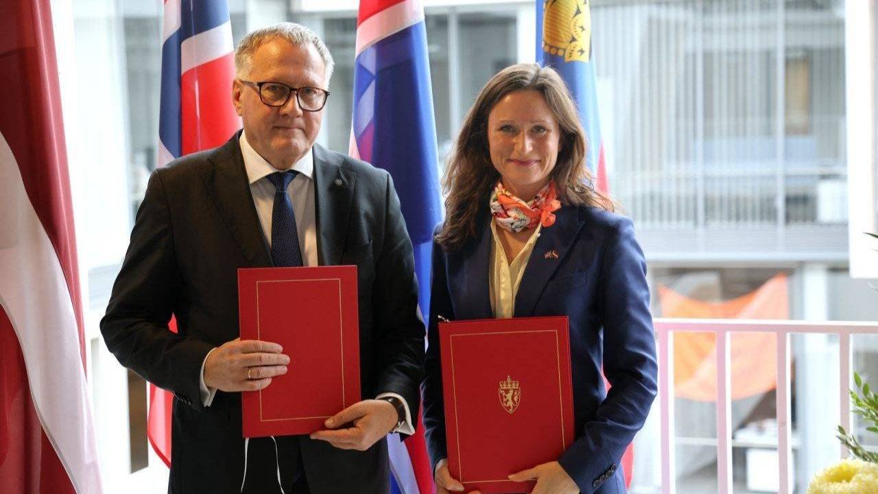 Avtalen ble undertegnet i Riga i dag. Statssekretær Maria Varteressian undertegnet for Norge, mens Latvias finansminister Arvils Aseradens undertegnet på vegne av Latvia.