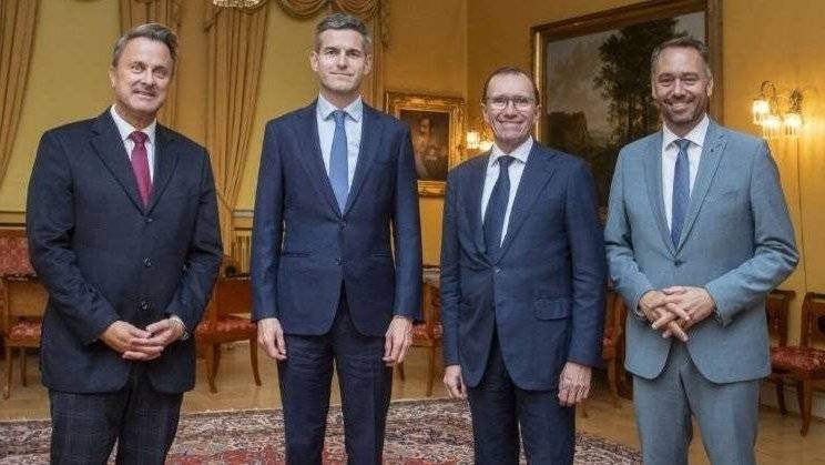 Bilde av fire utenriksministere som ser inn i kamera og smiler