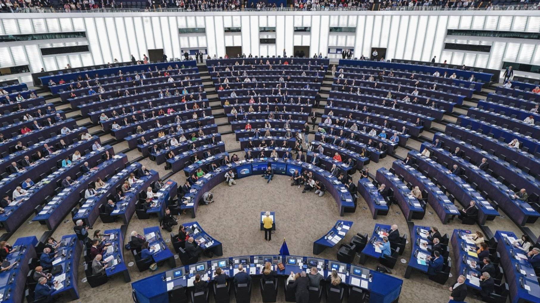 Bilde av et parlament med folk