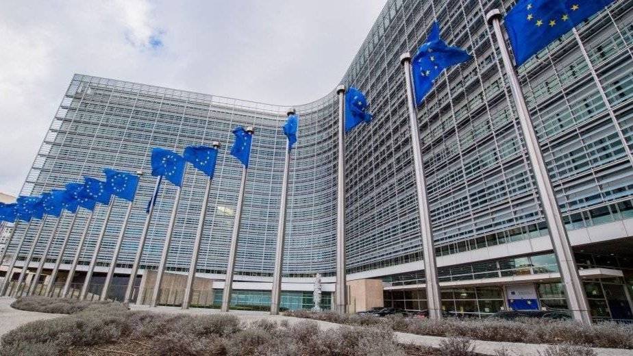 Bilde av Europakommisjonen med EU-flagg foran
