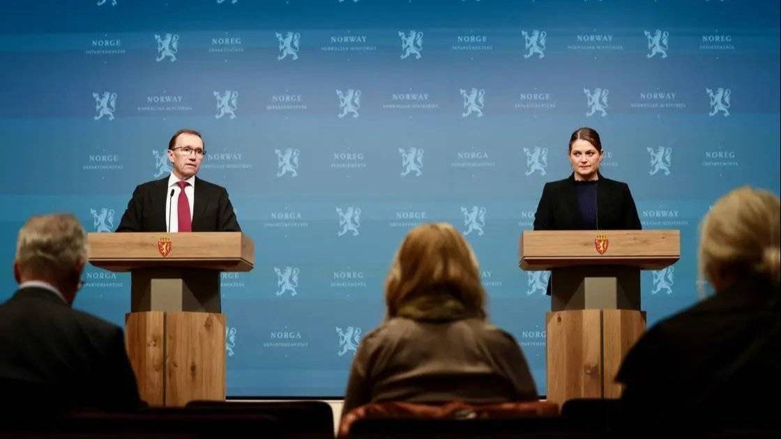 Bilde av utenriksministeren og nærings- og fiskeriministeren som holder en pressekonferanse