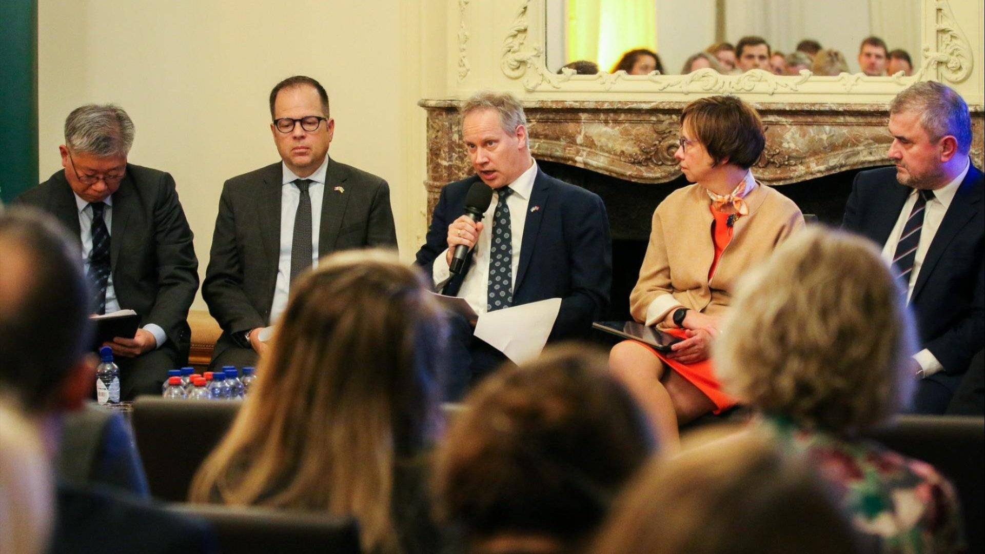 Bilde av samferdselsminister Nygård i en rundebordsdiskutsjon