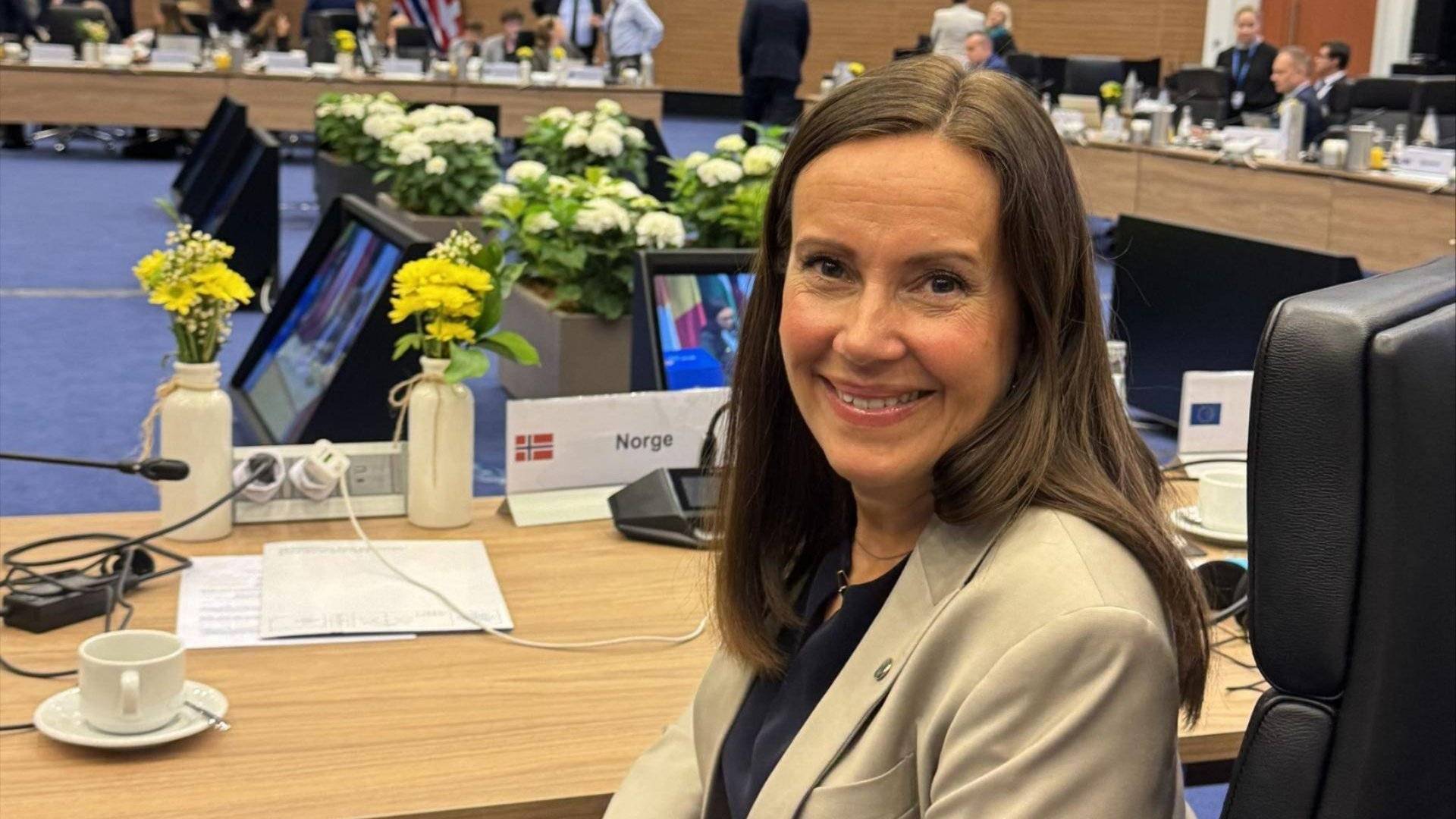 Marianne Sivertsen Næss fra norsk regjering og EU‑kommissær Costas Kadis står sammen innendørs.