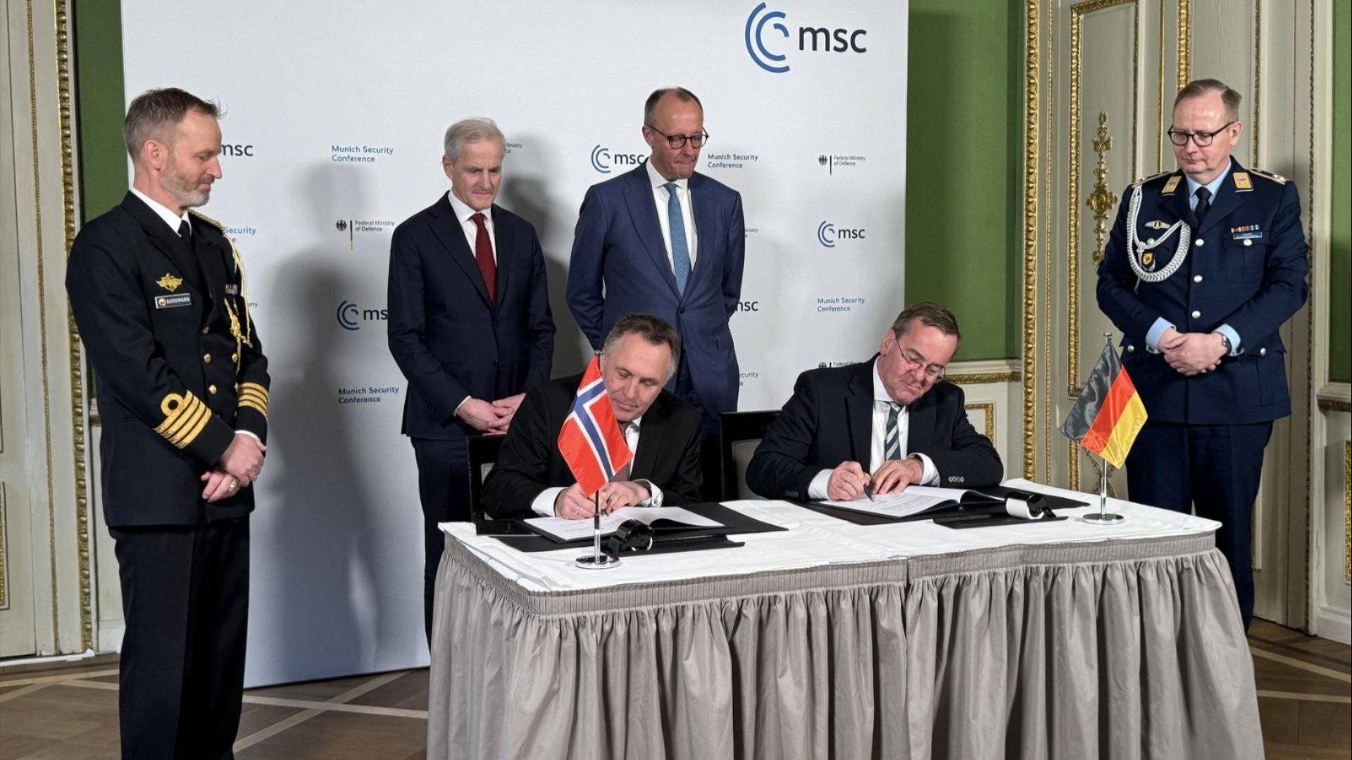 Bilde av Forsvarsminister Tore O. Sandvik og Boris Pistorius som signerer en ny forsvarsavtale  på et bord.