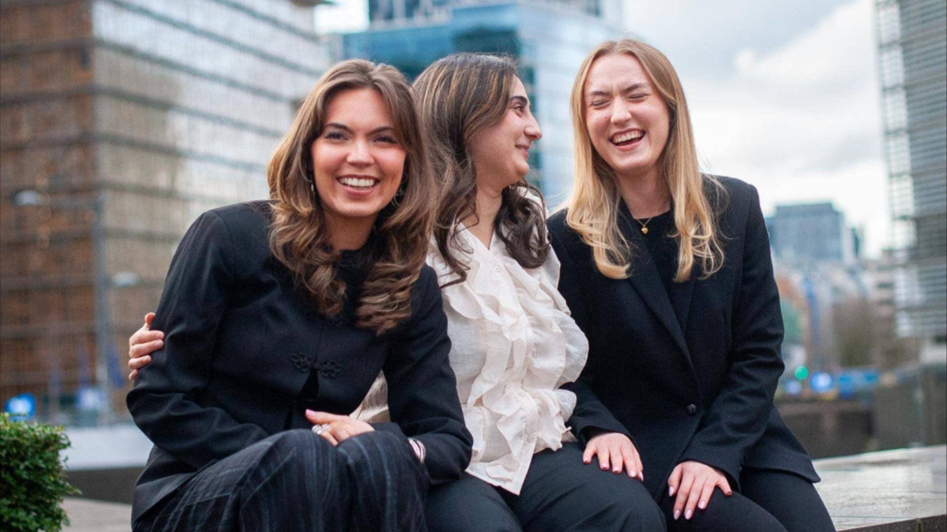 Bilde av studentprakstikanter Hedda Bjørnskau, Dunia Zeinalzadeh og Aleksandra Lund