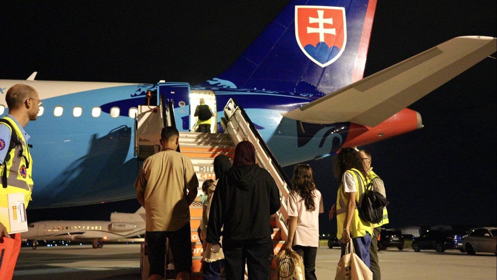 Bilde av pasienter og pårørende som blir evakuert fra Gaza