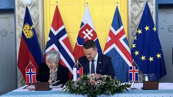 Bilde av Norges ambassadør til Slovakia som signerer avtale om EØS-midler